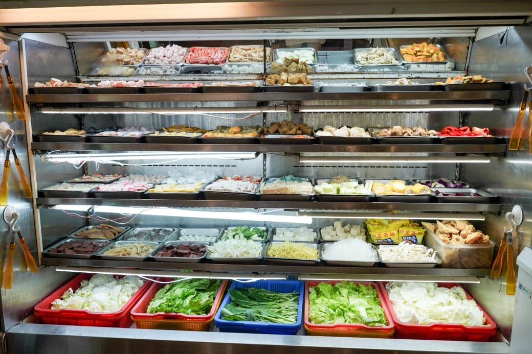 南港皇冠涮涮鍋，只要280不含服務費就有自助吧吃到飽飲料喝到飽，有機蔬菜還有滷味麵包蛋糕吃到飽