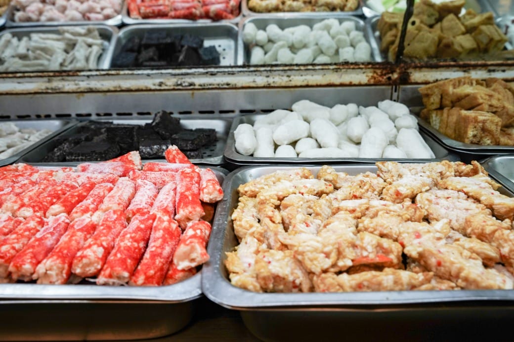 南港皇冠涮涮鍋，只要280不含服務費就有自助吧吃到飽飲料喝到飽，有機蔬菜還有滷味麵包蛋糕吃到飽