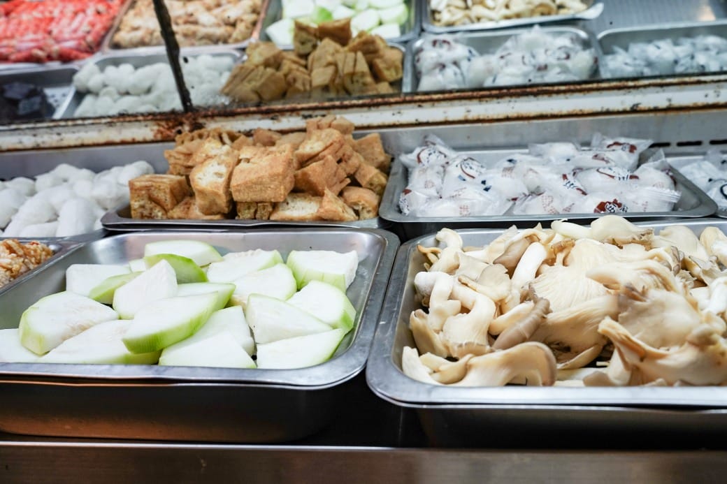 南港皇冠涮涮鍋，只要280不含服務費就有自助吧吃到飽飲料喝到飽，有機蔬菜還有滷味麵包蛋糕吃到飽