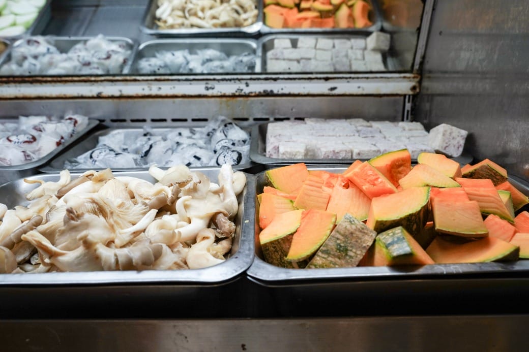 南港皇冠涮涮鍋，只要280不含服務費就有自助吧吃到飽飲料喝到飽，有機蔬菜還有滷味麵包蛋糕吃到飽