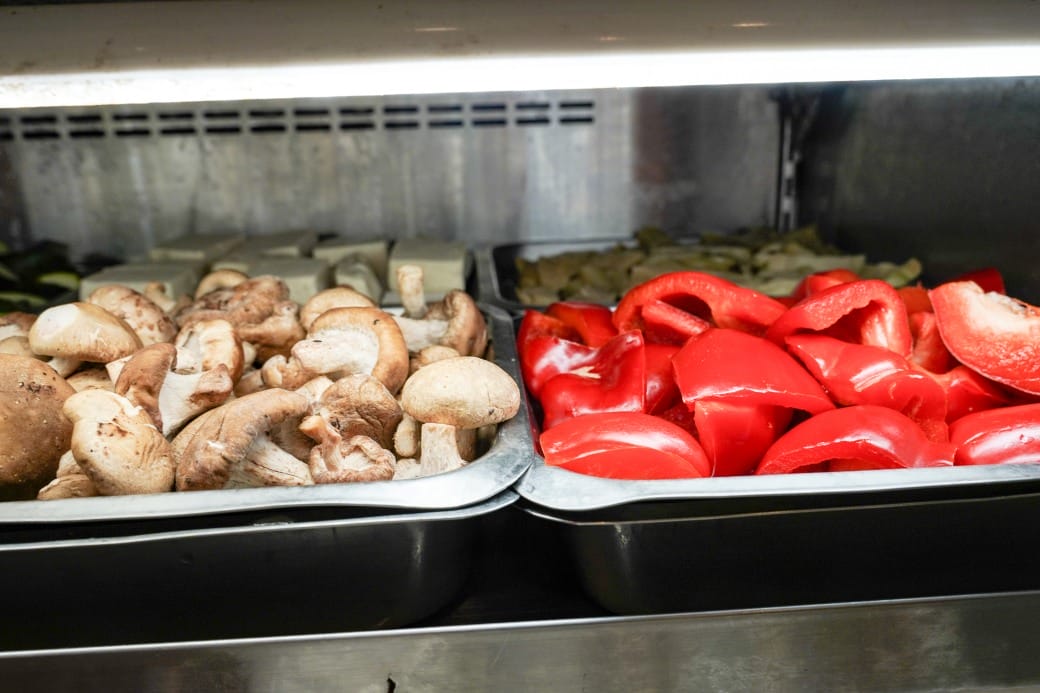 南港皇冠涮涮鍋，只要280不含服務費就有自助吧吃到飽飲料喝到飽，有機蔬菜還有滷味麵包蛋糕吃到飽