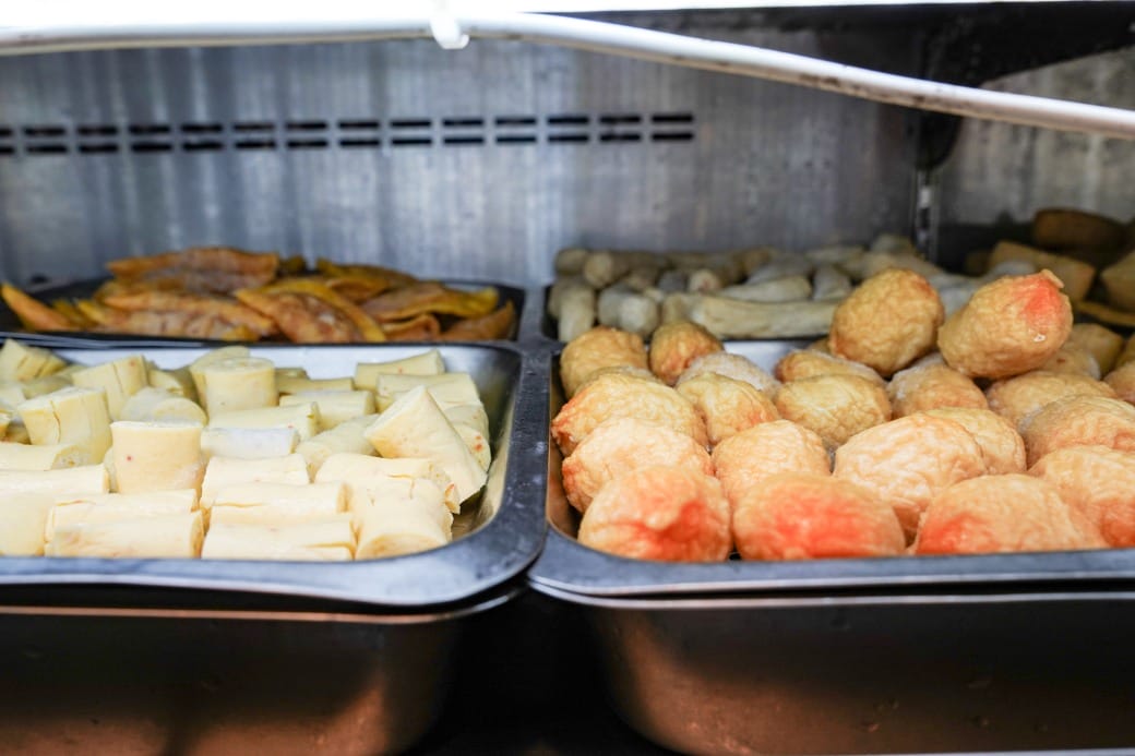 南港皇冠涮涮鍋，只要280不含服務費就有自助吧吃到飽飲料喝到飽，有機蔬菜還有滷味麵包蛋糕吃到飽