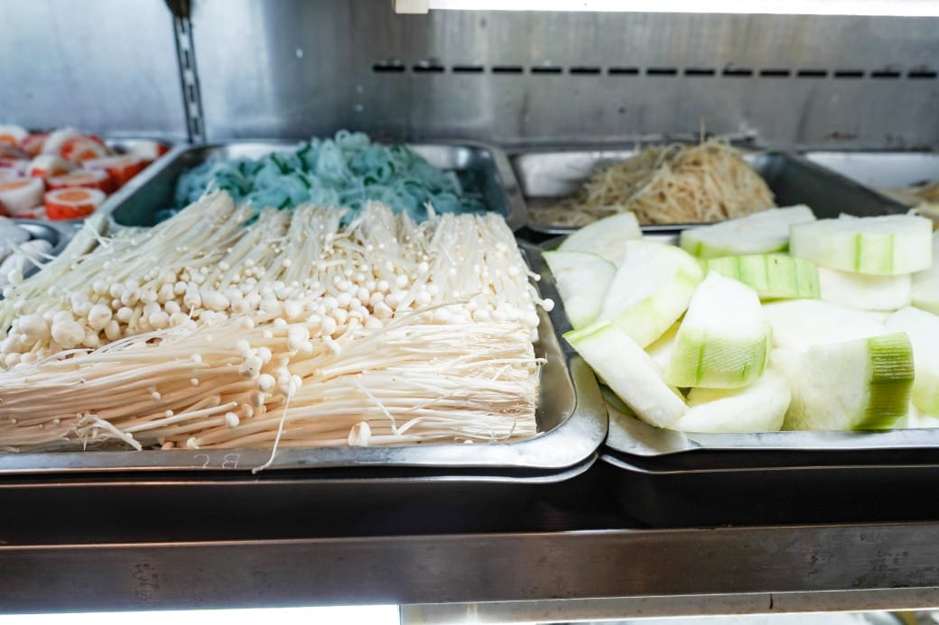 南港皇冠涮涮鍋，只要280不含服務費就有自助吧吃到飽飲料喝到飽，有機蔬菜還有滷味麵包蛋糕吃到飽