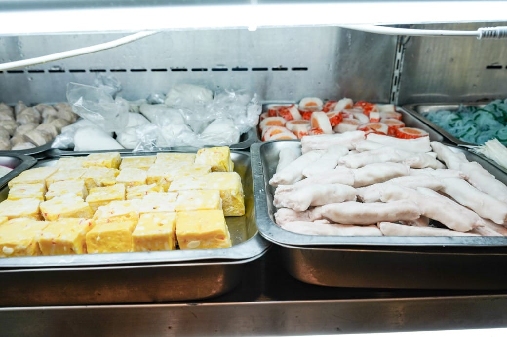 南港皇冠涮涮鍋，只要280不含服務費就有自助吧吃到飽飲料喝到飽，有機蔬菜還有滷味麵包蛋糕吃到飽