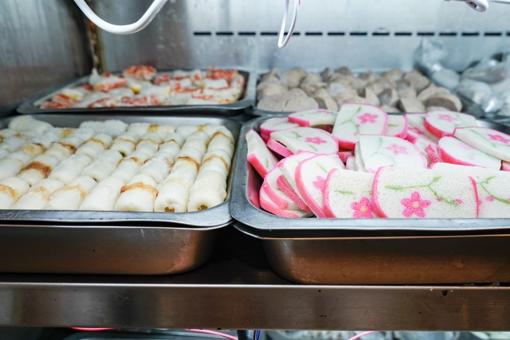 南港皇冠涮涮鍋，只要280不含服務費就有自助吧吃到飽飲料喝到飽，有機蔬菜還有滷味麵包蛋糕吃到飽