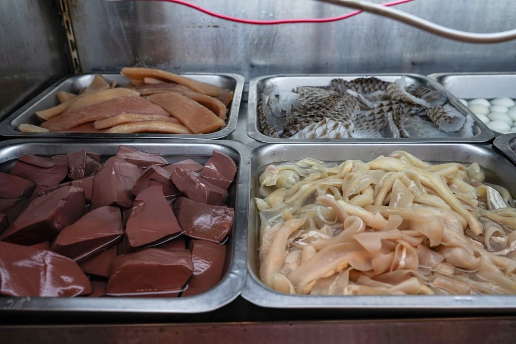 南港皇冠涮涮鍋，只要280不含服務費就有自助吧吃到飽飲料喝到飽，有機蔬菜還有滷味麵包蛋糕吃到飽