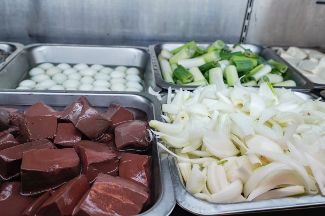 南港皇冠涮涮鍋，只要280不含服務費就有自助吧吃到飽飲料喝到飽，有機蔬菜還有滷味麵包蛋糕吃到飽