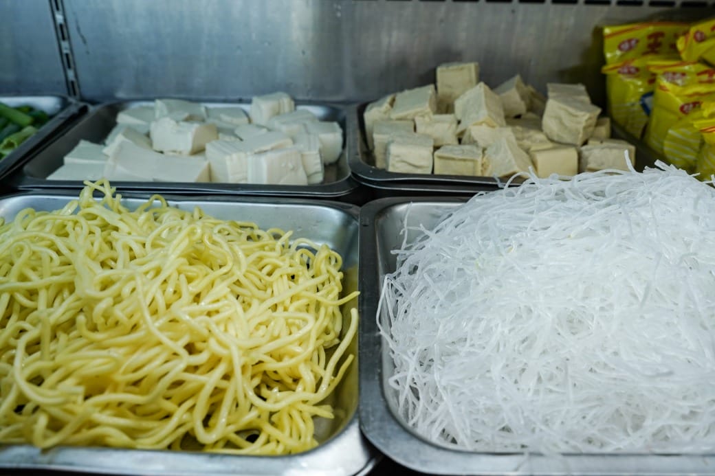 南港皇冠涮涮鍋，只要280不含服務費就有自助吧吃到飽飲料喝到飽，有機蔬菜還有滷味麵包蛋糕吃到飽