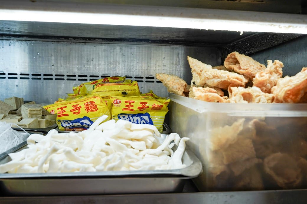 南港皇冠涮涮鍋，只要280不含服務費就有自助吧吃到飽飲料喝到飽，有機蔬菜還有滷味麵包蛋糕吃到飽