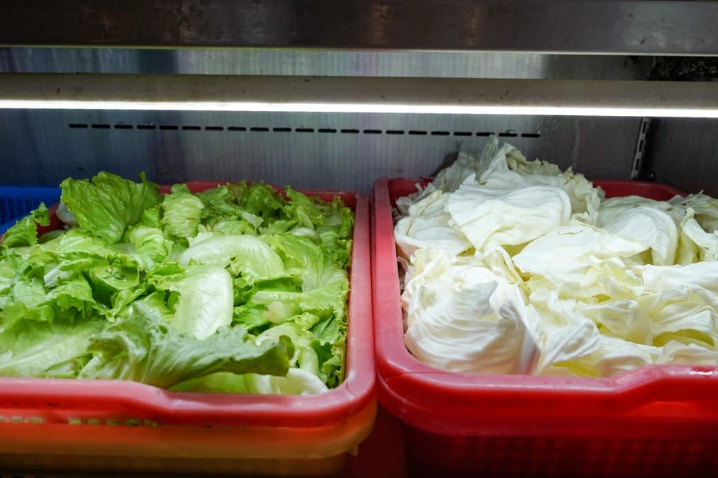 南港皇冠涮涮鍋，只要280不含服務費就有自助吧吃到飽飲料喝到飽，有機蔬菜還有滷味麵包蛋糕吃到飽