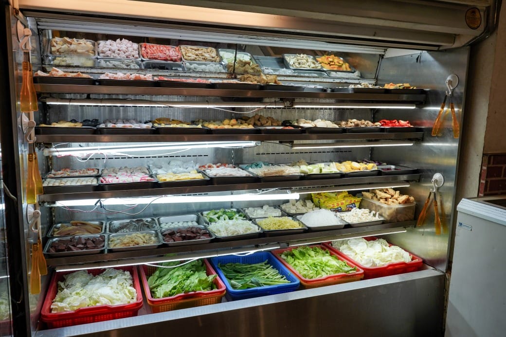 南港皇冠涮涮鍋，只要280不含服務費就有自助吧吃到飽飲料喝到飽，有機蔬菜還有滷味麵包蛋糕吃到飽