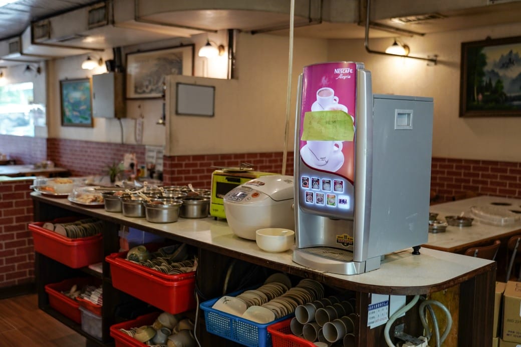 南港皇冠涮涮鍋，只要280不含服務費就有自助吧吃到飽飲料喝到飽，有機蔬菜還有滷味麵包蛋糕吃到飽