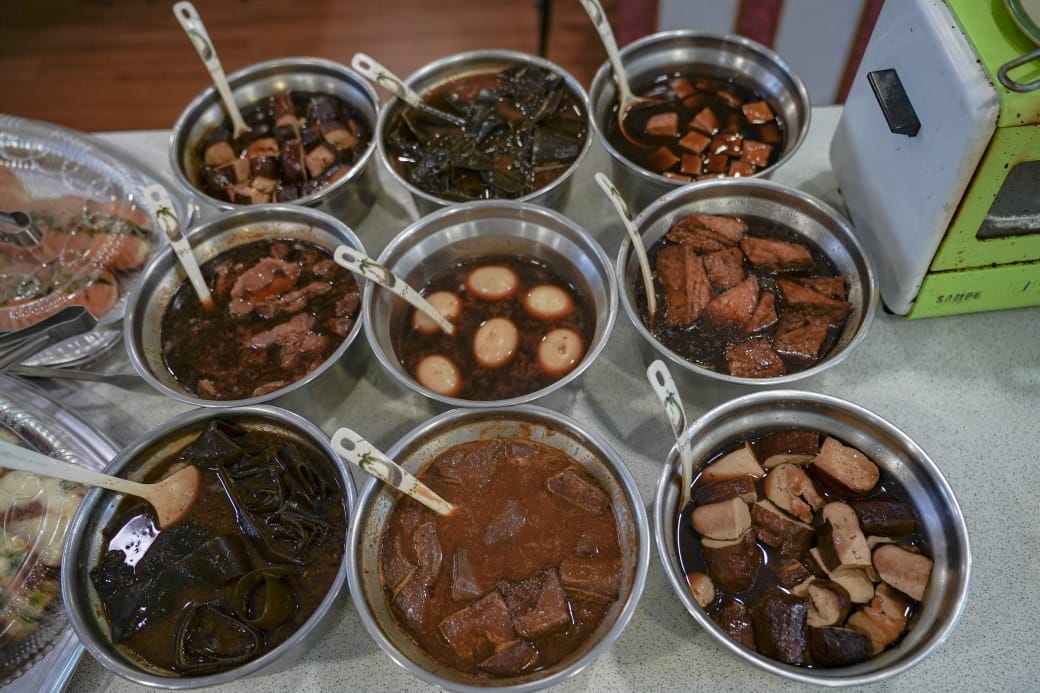 南港皇冠涮涮鍋，只要280不含服務費就有自助吧吃到飽飲料喝到飽，有機蔬菜還有滷味麵包蛋糕吃到飽