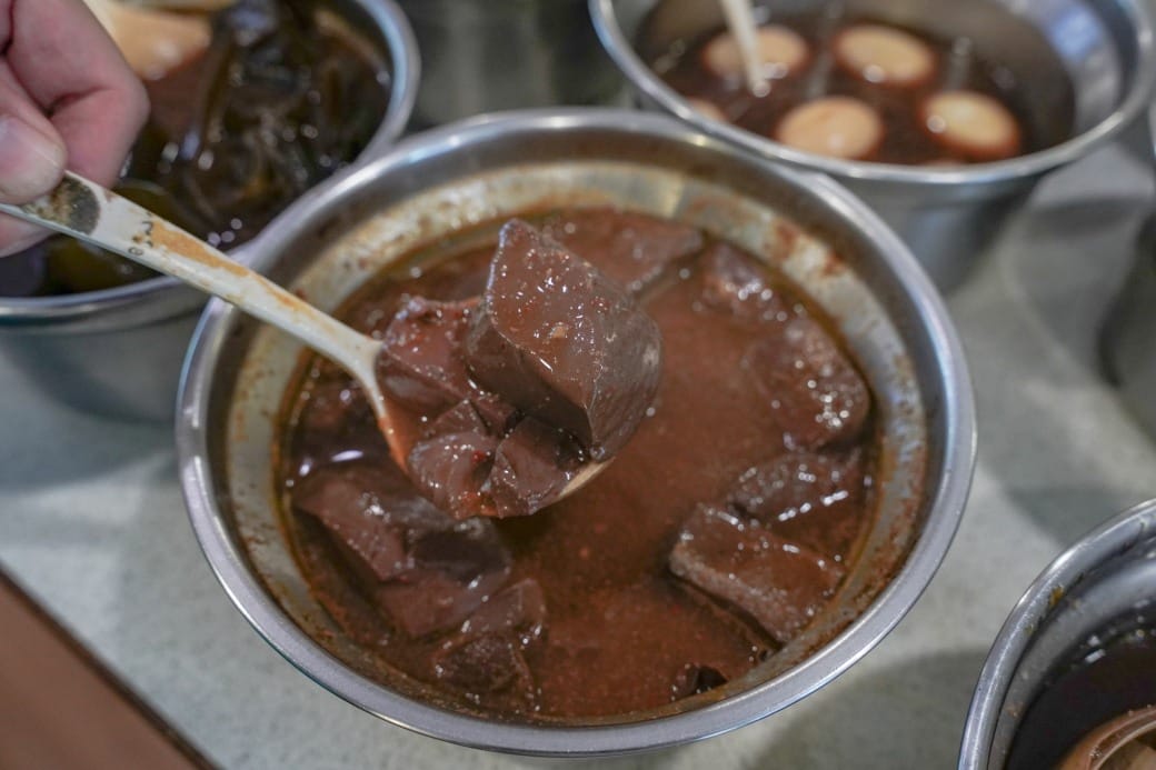 南港皇冠涮涮鍋，只要280不含服務費就有自助吧吃到飽飲料喝到飽，有機蔬菜還有滷味麵包蛋糕吃到飽