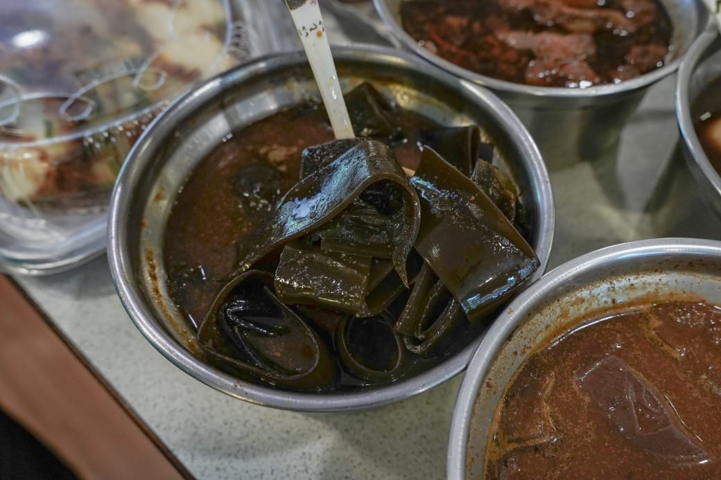 南港皇冠涮涮鍋，只要280不含服務費就有自助吧吃到飽飲料喝到飽，有機蔬菜還有滷味麵包蛋糕吃到飽