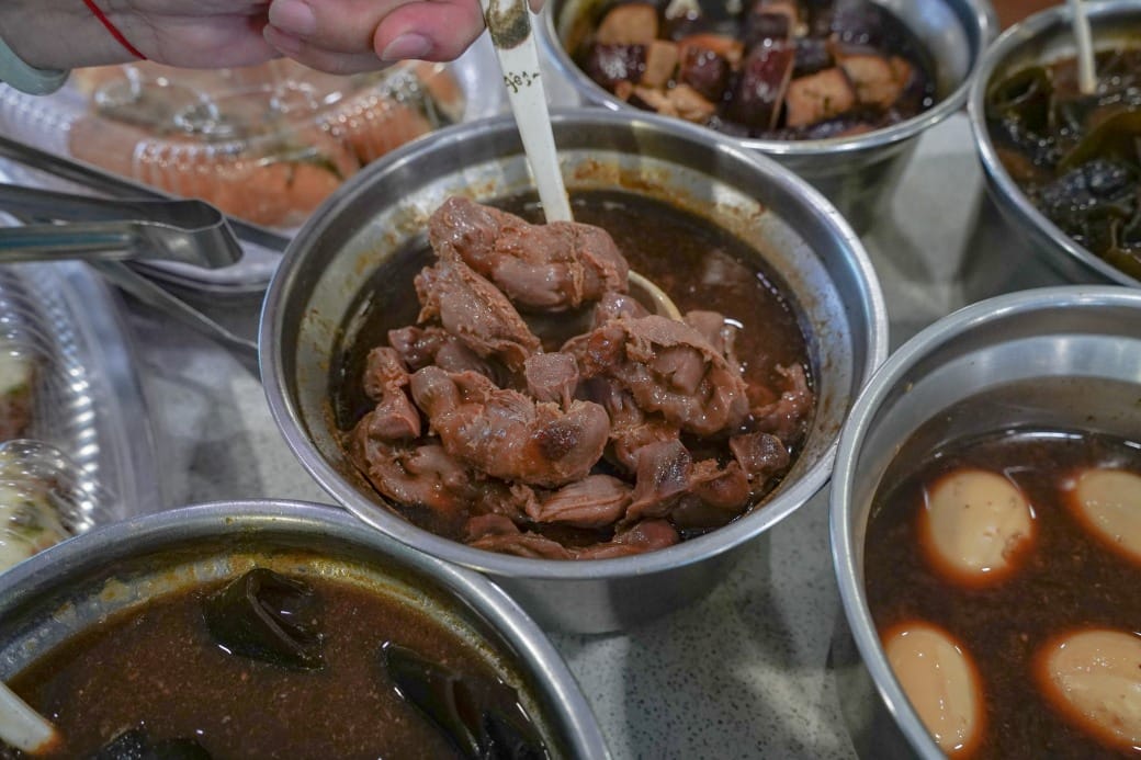 南港皇冠涮涮鍋，只要280不含服務費就有自助吧吃到飽飲料喝到飽，有機蔬菜還有滷味麵包蛋糕吃到飽