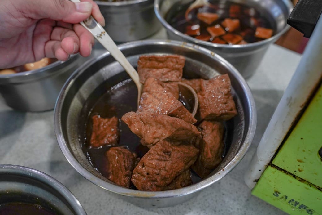 南港皇冠涮涮鍋，只要280不含服務費就有自助吧吃到飽飲料喝到飽，有機蔬菜還有滷味麵包蛋糕吃到飽