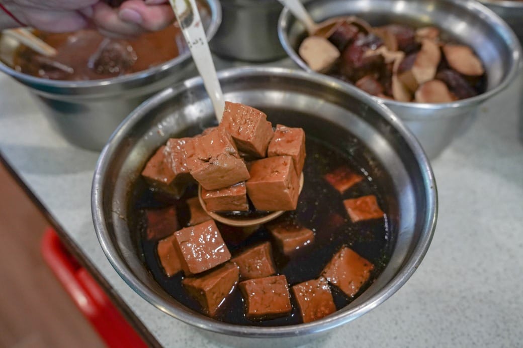 南港皇冠涮涮鍋，只要280不含服務費就有自助吧吃到飽飲料喝到飽，有機蔬菜還有滷味麵包蛋糕吃到飽