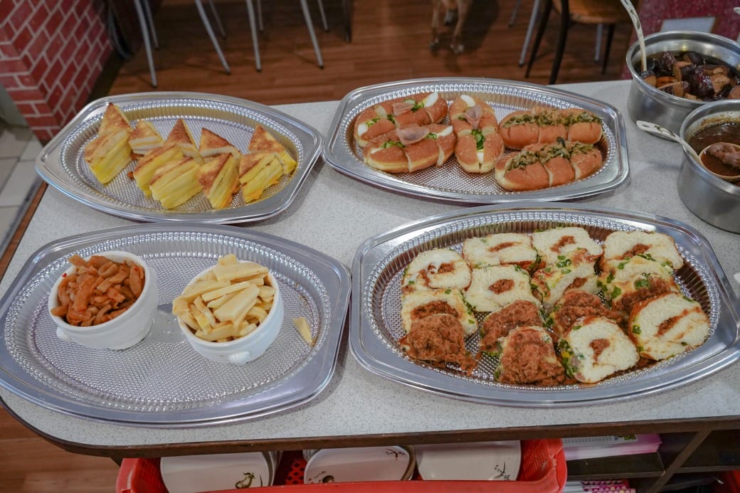 南港皇冠涮涮鍋，只要280不含服務費就有自助吧吃到飽飲料喝到飽，有機蔬菜還有滷味麵包蛋糕吃到飽