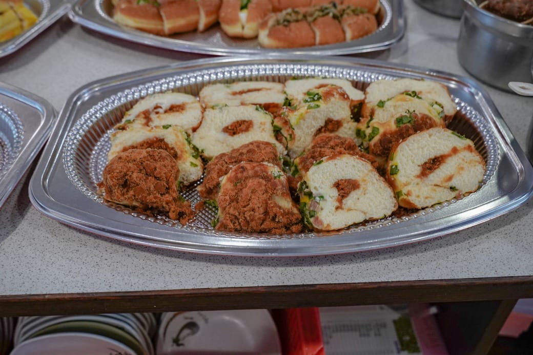 南港皇冠涮涮鍋，只要280不含服務費就有自助吧吃到飽飲料喝到飽，有機蔬菜還有滷味麵包蛋糕吃到飽