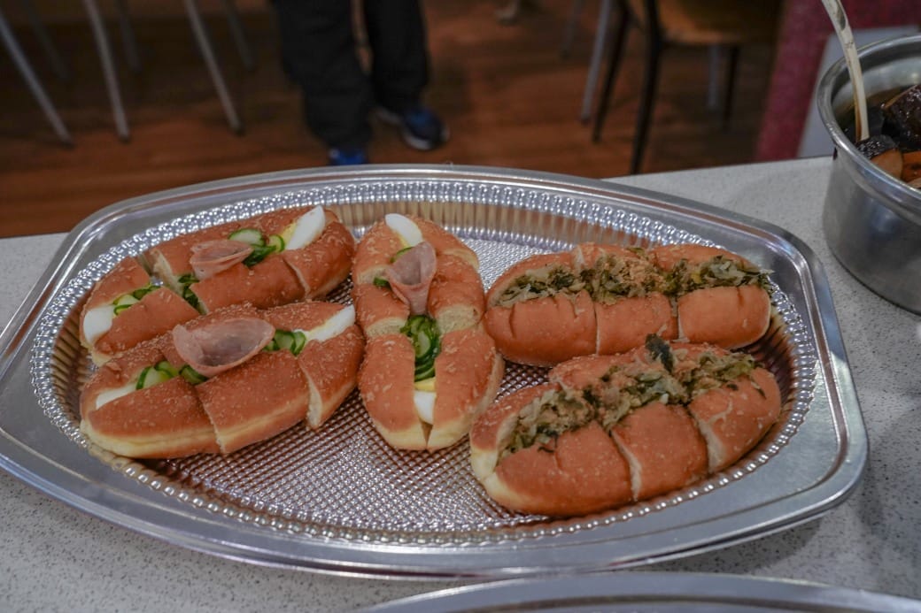 南港皇冠涮涮鍋，只要280不含服務費就有自助吧吃到飽飲料喝到飽，有機蔬菜還有滷味麵包蛋糕吃到飽