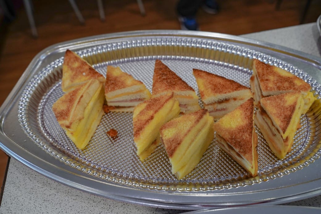 南港皇冠涮涮鍋，只要280不含服務費就有自助吧吃到飽飲料喝到飽，有機蔬菜還有滷味麵包蛋糕吃到飽