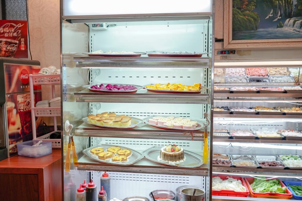 南港皇冠涮涮鍋，只要280不含服務費就有自助吧吃到飽飲料喝到飽，有機蔬菜還有滷味麵包蛋糕吃到飽