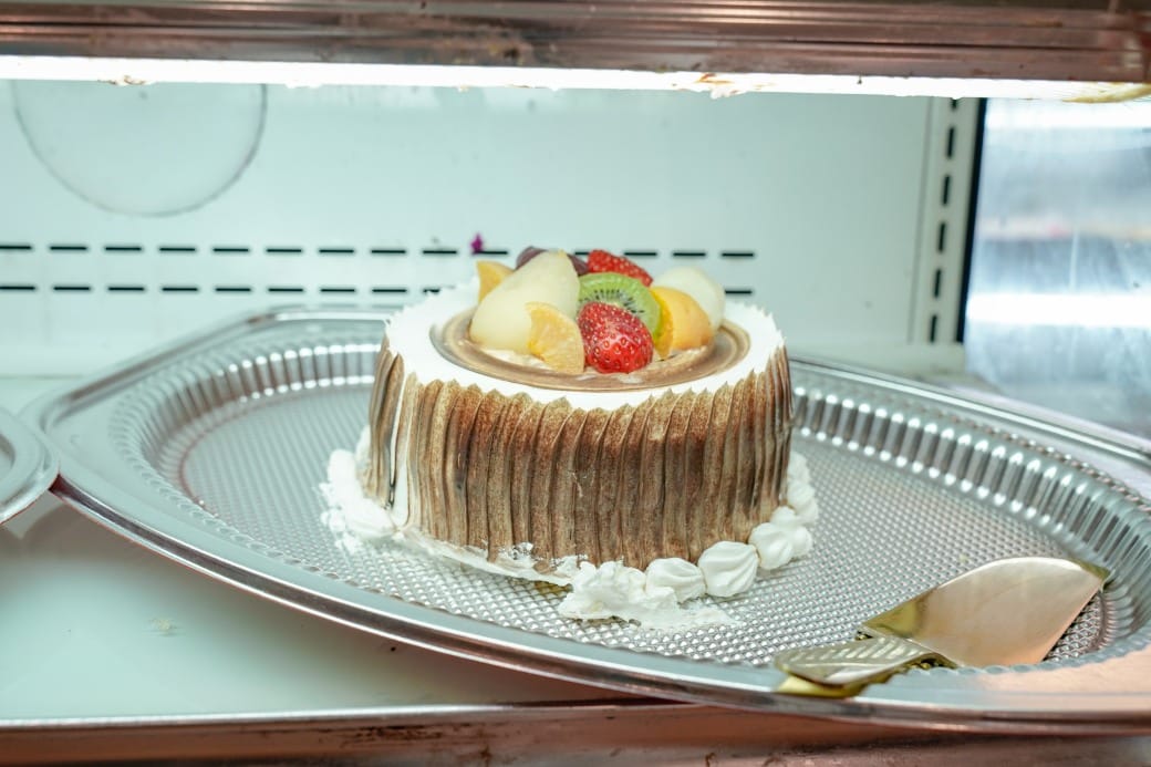 南港皇冠涮涮鍋，只要280不含服務費就有自助吧吃到飽飲料喝到飽，有機蔬菜還有滷味麵包蛋糕吃到飽