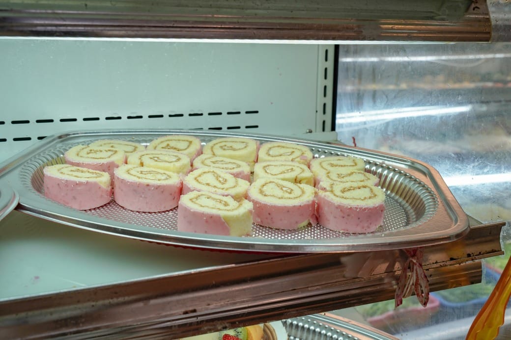 南港皇冠涮涮鍋，只要280不含服務費就有自助吧吃到飽飲料喝到飽，有機蔬菜還有滷味麵包蛋糕吃到飽