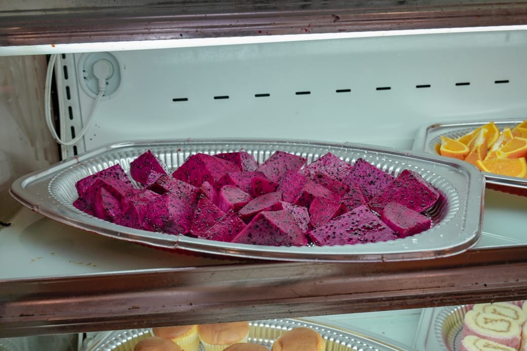 南港皇冠涮涮鍋，只要280不含服務費就有自助吧吃到飽飲料喝到飽，有機蔬菜還有滷味麵包蛋糕吃到飽