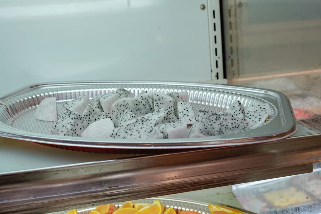 南港皇冠涮涮鍋，只要280不含服務費就有自助吧吃到飽飲料喝到飽，有機蔬菜還有滷味麵包蛋糕吃到飽