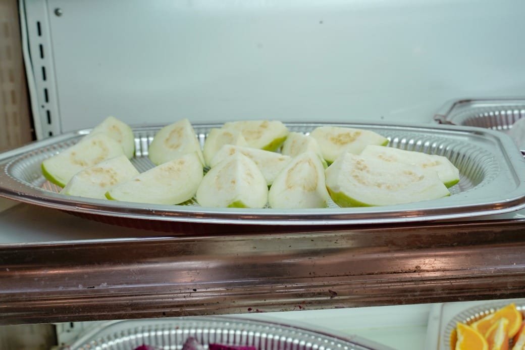 南港皇冠涮涮鍋，只要280不含服務費就有自助吧吃到飽飲料喝到飽，有機蔬菜還有滷味麵包蛋糕吃到飽