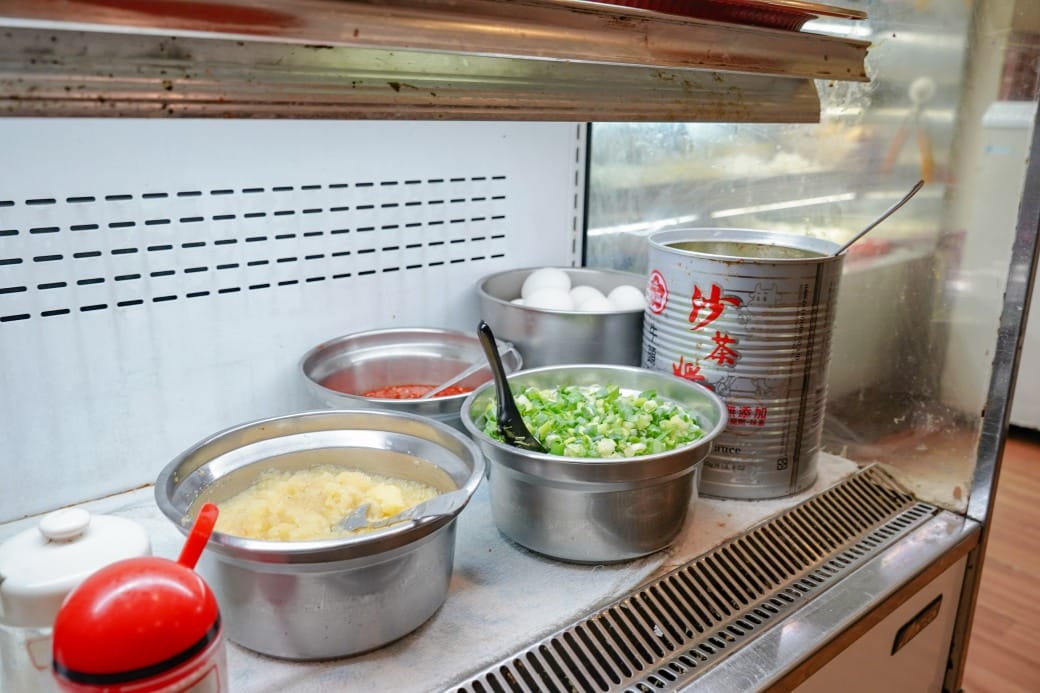 南港皇冠涮涮鍋，只要280不含服務費就有自助吧吃到飽飲料喝到飽，有機蔬菜還有滷味麵包蛋糕吃到飽