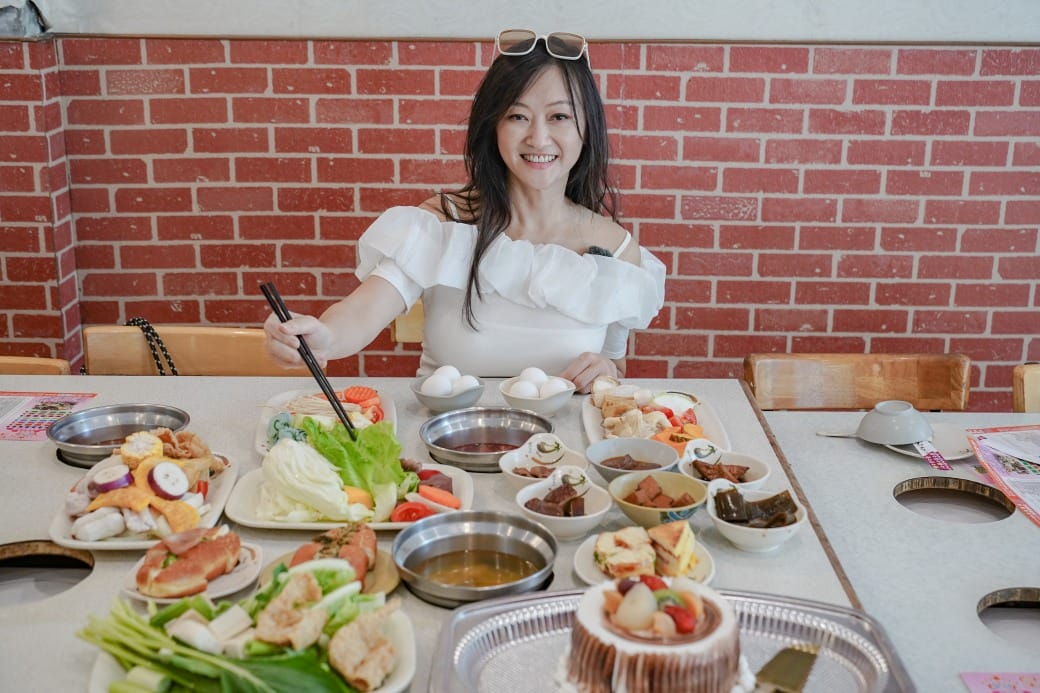南港皇冠涮涮鍋，只要280不含服務費就有自助吧吃到飽飲料喝到飽，有機蔬菜還有滷味麵包蛋糕吃到飽
