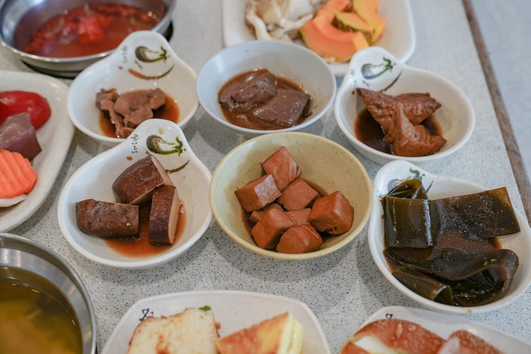 南港皇冠涮涮鍋，只要280不含服務費就有自助吧吃到飽飲料喝到飽，有機蔬菜還有滷味麵包蛋糕吃到飽