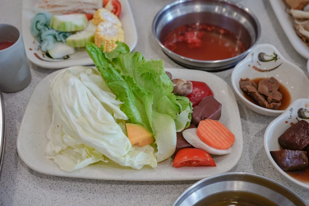 南港皇冠涮涮鍋，只要280不含服務費就有自助吧吃到飽飲料喝到飽，有機蔬菜還有滷味麵包蛋糕吃到飽