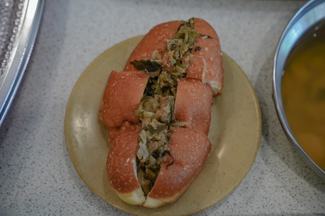 南港皇冠涮涮鍋，只要280不含服務費就有自助吧吃到飽飲料喝到飽，有機蔬菜還有滷味麵包蛋糕吃到飽