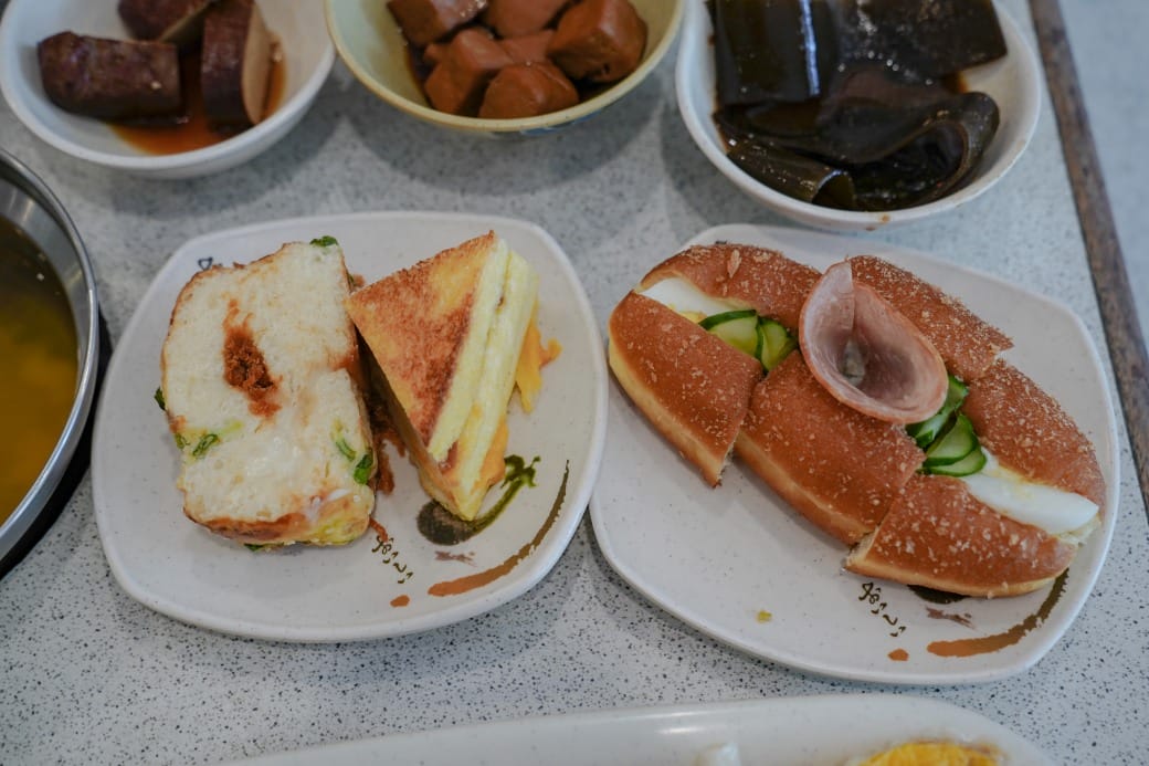 南港皇冠涮涮鍋，只要280不含服務費就有自助吧吃到飽飲料喝到飽，有機蔬菜還有滷味麵包蛋糕吃到飽