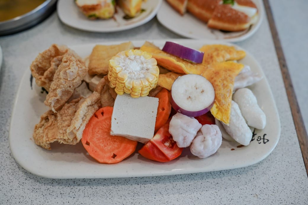 南港皇冠涮涮鍋，只要280不含服務費就有自助吧吃到飽飲料喝到飽，有機蔬菜還有滷味麵包蛋糕吃到飽