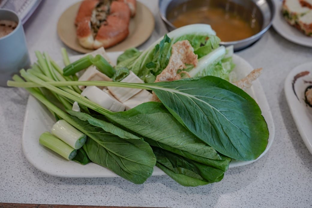 南港皇冠涮涮鍋，只要280不含服務費就有自助吧吃到飽飲料喝到飽，有機蔬菜還有滷味麵包蛋糕吃到飽