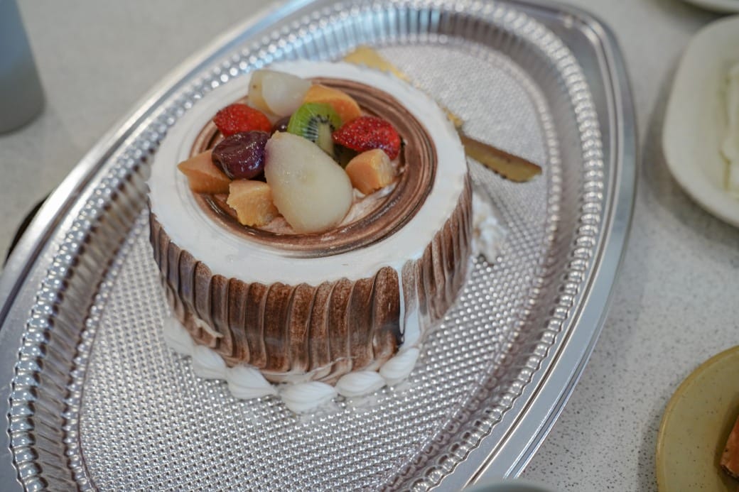 南港皇冠涮涮鍋，只要280不含服務費就有自助吧吃到飽飲料喝到飽，有機蔬菜還有滷味麵包蛋糕吃到飽