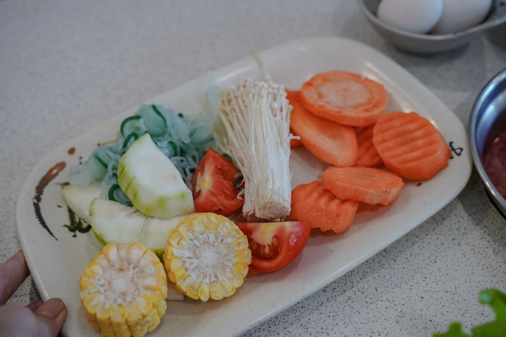 南港皇冠涮涮鍋，只要280不含服務費就有自助吧吃到飽飲料喝到飽，有機蔬菜還有滷味麵包蛋糕吃到飽