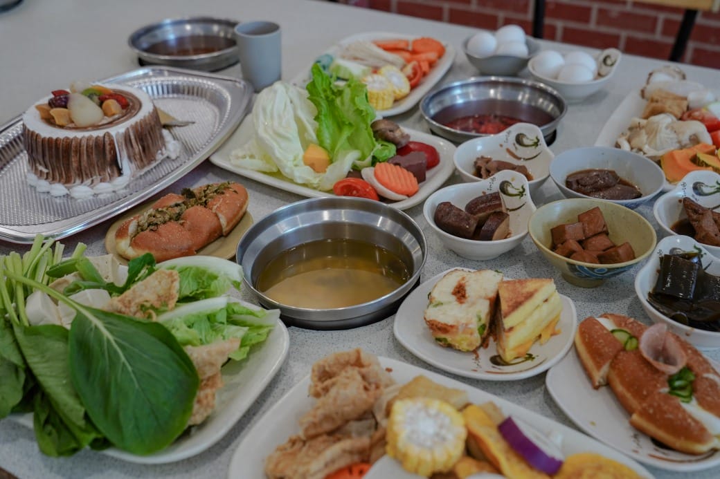 南港皇冠涮涮鍋，只要280不含服務費就有自助吧吃到飽飲料喝到飽，有機蔬菜還有滷味麵包蛋糕吃到飽