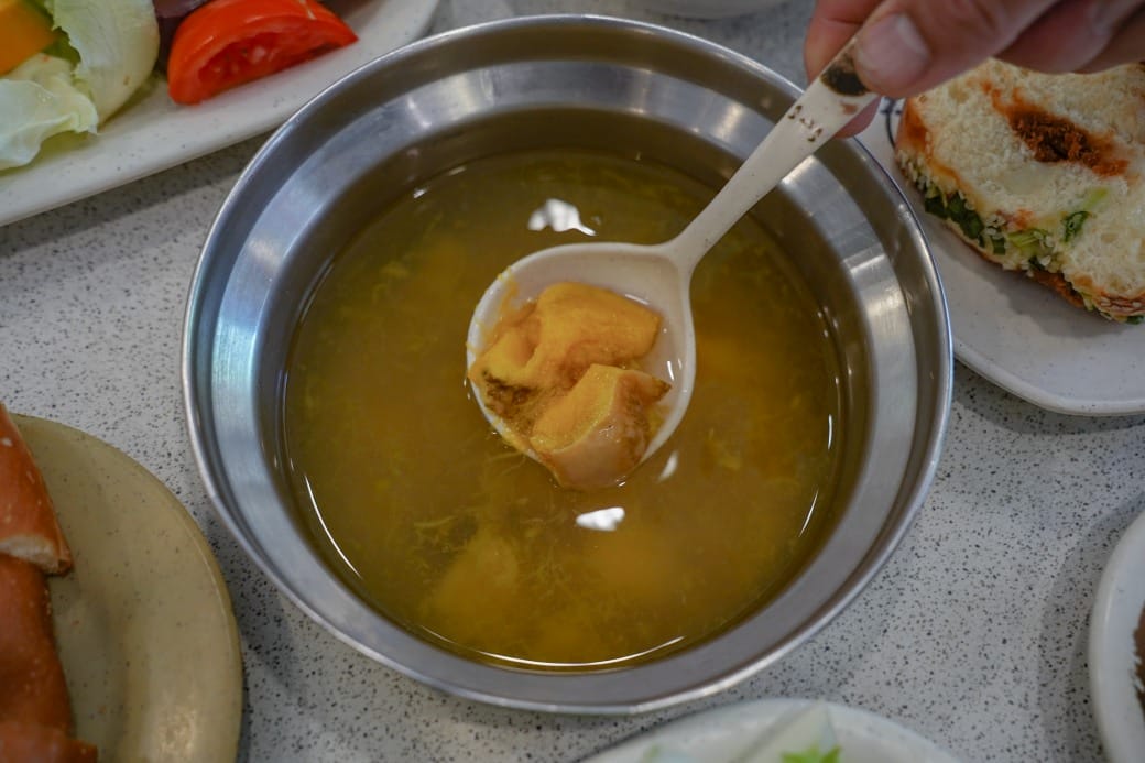 南港皇冠涮涮鍋，只要280不含服務費就有自助吧吃到飽飲料喝到飽，有機蔬菜還有滷味麵包蛋糕吃到飽