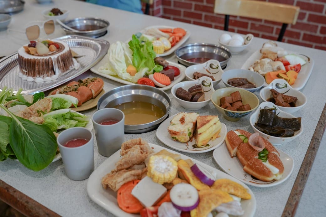 南港皇冠涮涮鍋，只要280不含服務費就有自助吧吃到飽飲料喝到飽，有機蔬菜還有滷味麵包蛋糕吃到飽