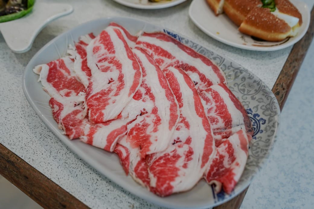 南港皇冠涮涮鍋，只要280不含服務費就有自助吧吃到飽飲料喝到飽，有機蔬菜還有滷味麵包蛋糕吃到飽