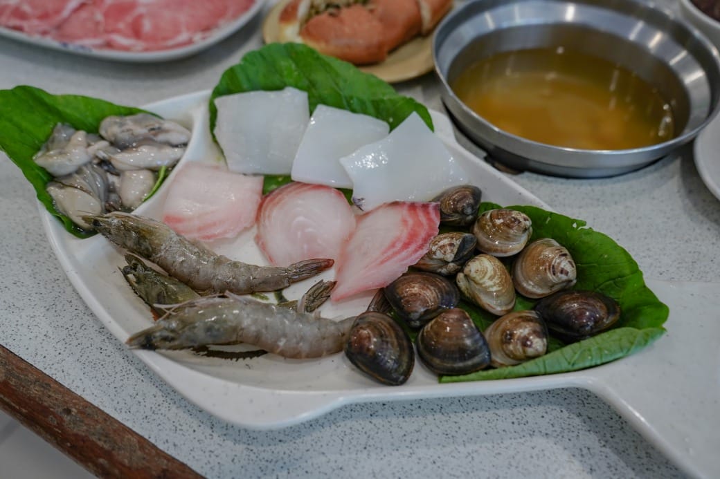 南港皇冠涮涮鍋，只要280不含服務費就有自助吧吃到飽飲料喝到飽，有機蔬菜還有滷味麵包蛋糕吃到飽