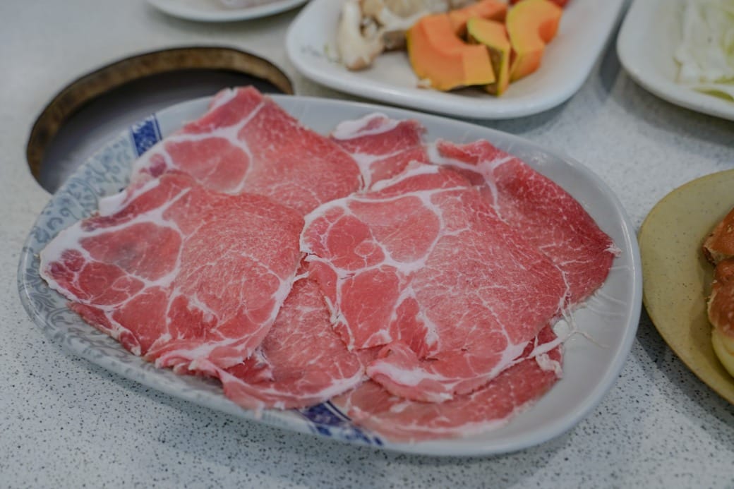 南港皇冠涮涮鍋，只要280不含服務費就有自助吧吃到飽飲料喝到飽，有機蔬菜還有滷味麵包蛋糕吃到飽