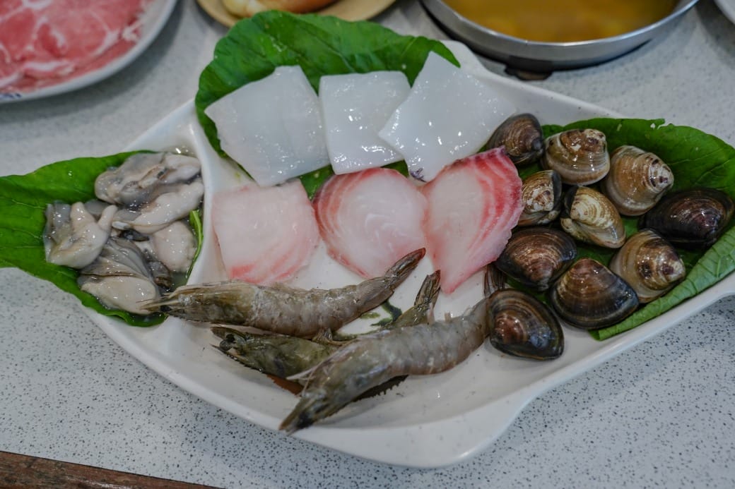 南港皇冠涮涮鍋，只要280不含服務費就有自助吧吃到飽飲料喝到飽，有機蔬菜還有滷味麵包蛋糕吃到飽