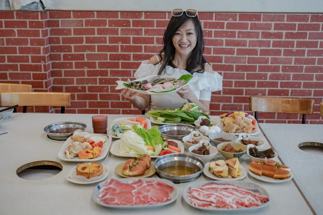 南港皇冠涮涮鍋，只要280不含服務費就有自助吧吃到飽飲料喝到飽，有機蔬菜還有滷味麵包蛋糕吃到飽